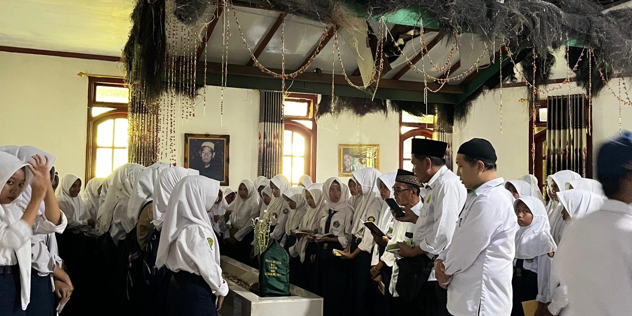 Kegiatan Tengah Semester Berziarah ke makam Waliyullah mbah nur moga