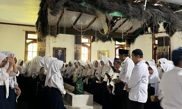 Kegiatan Tengah Semester Berziarah ke makam Waliyullah mbah nur moga