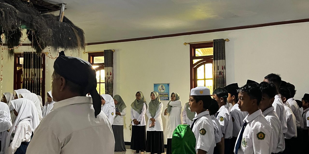 Kegiatan Tengah Semester Berziarah ke makam Waliyullah mbah nur moga