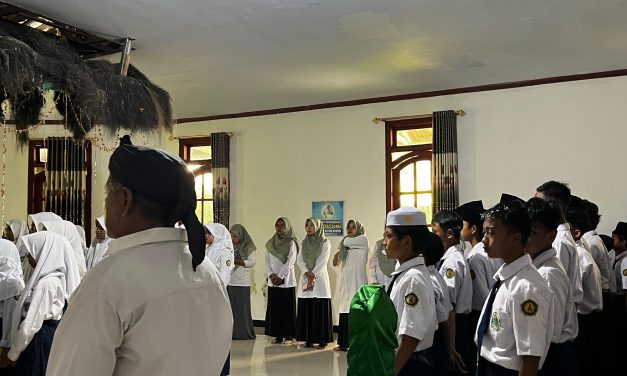Kegiatan Tengah Semester Berziarah ke makam Waliyullah mbah nur moga