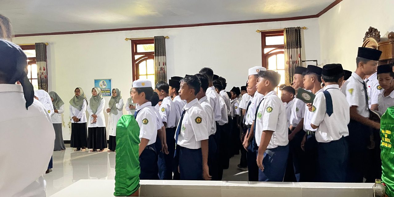 Kegiatan Tengah Semester Berziarah ke makam Waliyullah mbah nur moga