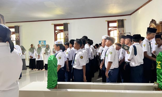 Kegiatan Tengah Semester Berziarah ke makam Waliyullah mbah nur moga