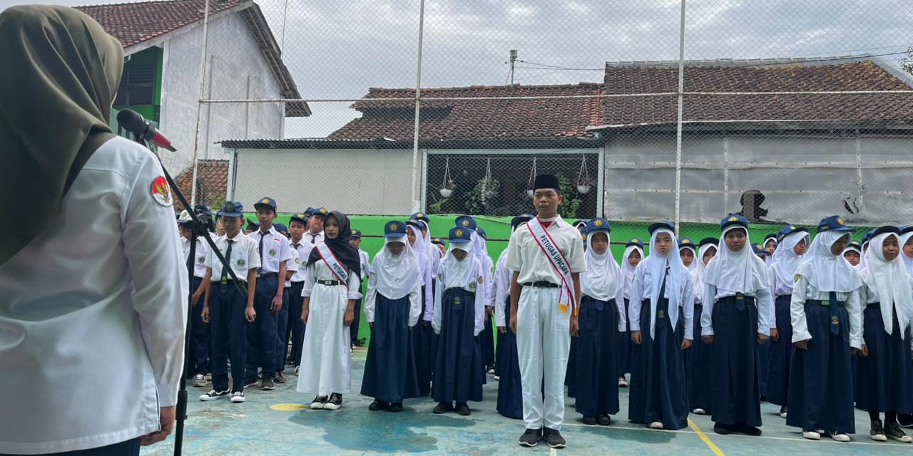 Upacara Hari Pahlawan 2025 MTs Salafiyah Kalimas “Pahlawanku Teladanku, Terus Bergerak Melanjutkan Perjuangan”.