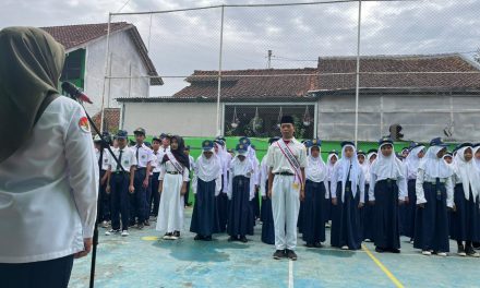 Upacara Hari Pahlawan 2025 MTs Salafiyah Kalimas “Pahlawanku Teladanku, Terus Bergerak Melanjutkan Perjuangan”.