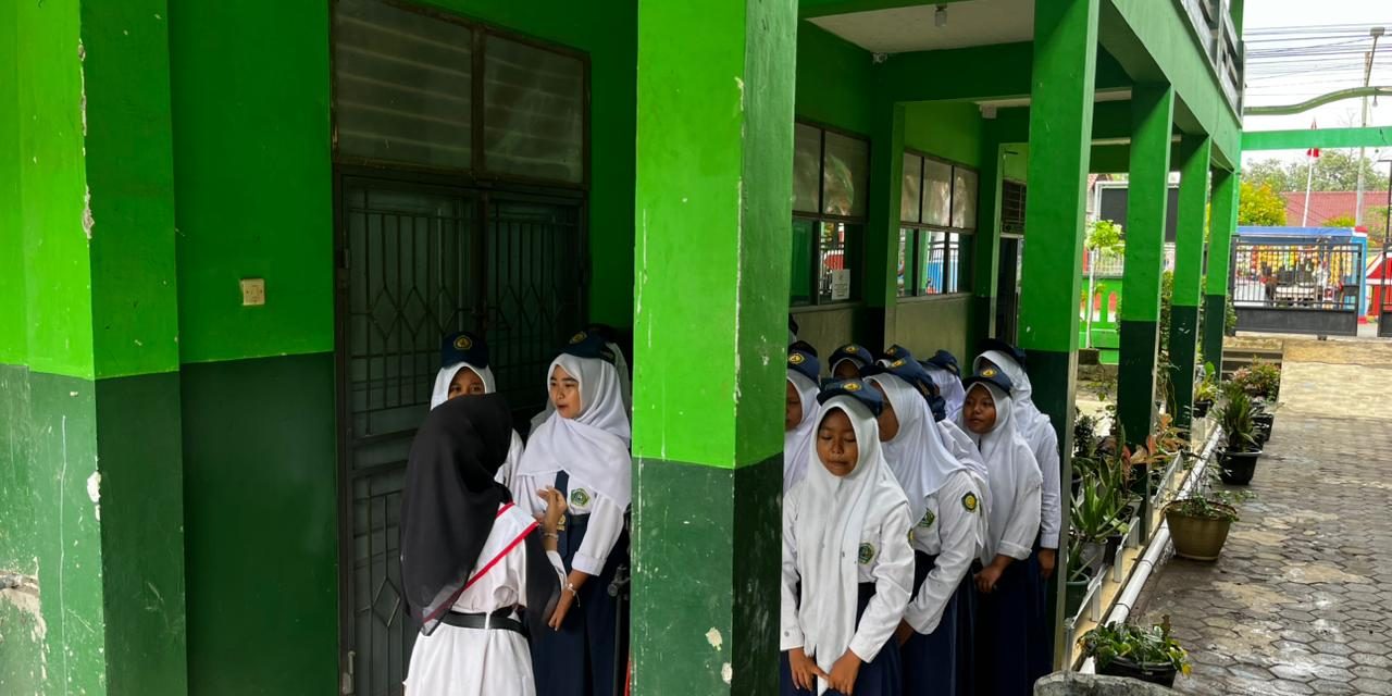 Upacara Hari Pahlawan 2025 MTs Salafiyah Kalimas “Pahlawanku Teladanku, Terus Bergerak Melanjutkan Perjuangan”.