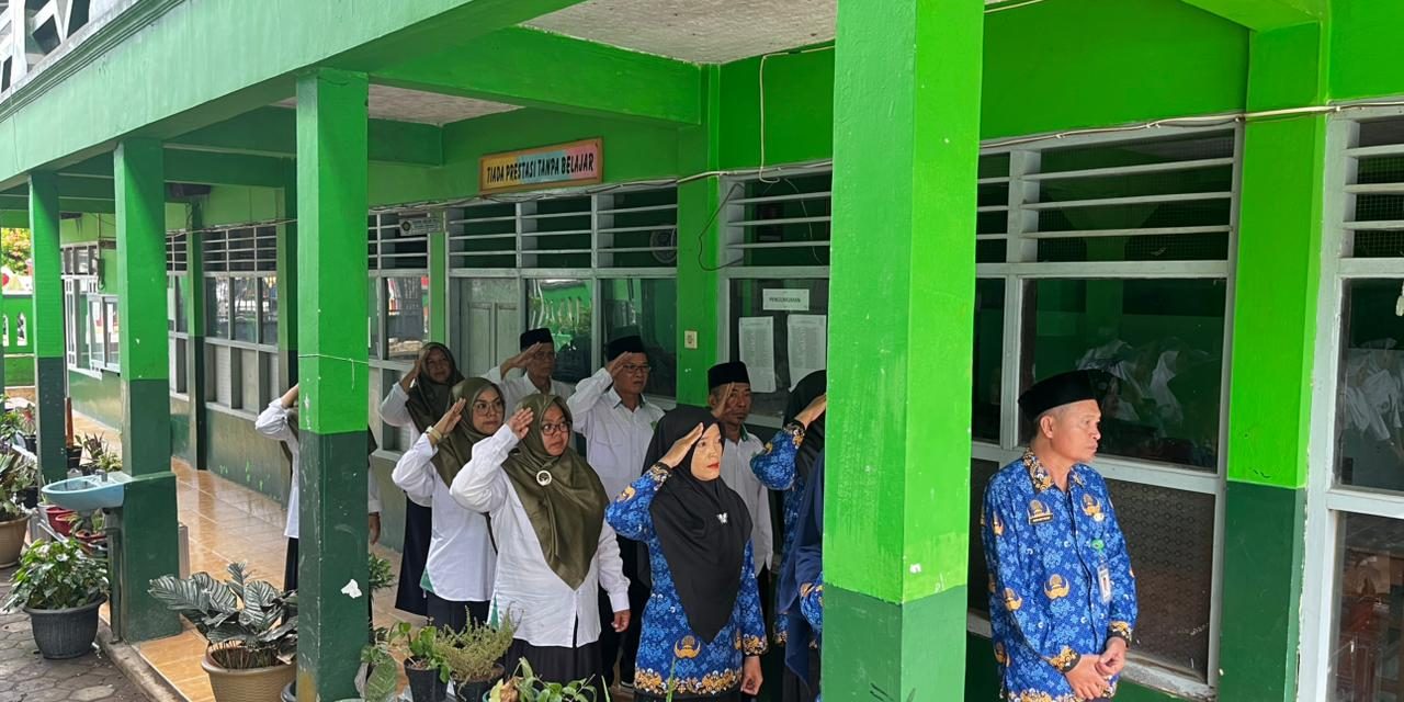 Upacara Hari Pahlawan 2025 MTs Salafiyah Kalimas “Pahlawanku Teladanku, Terus Bergerak Melanjutkan Perjuangan”.