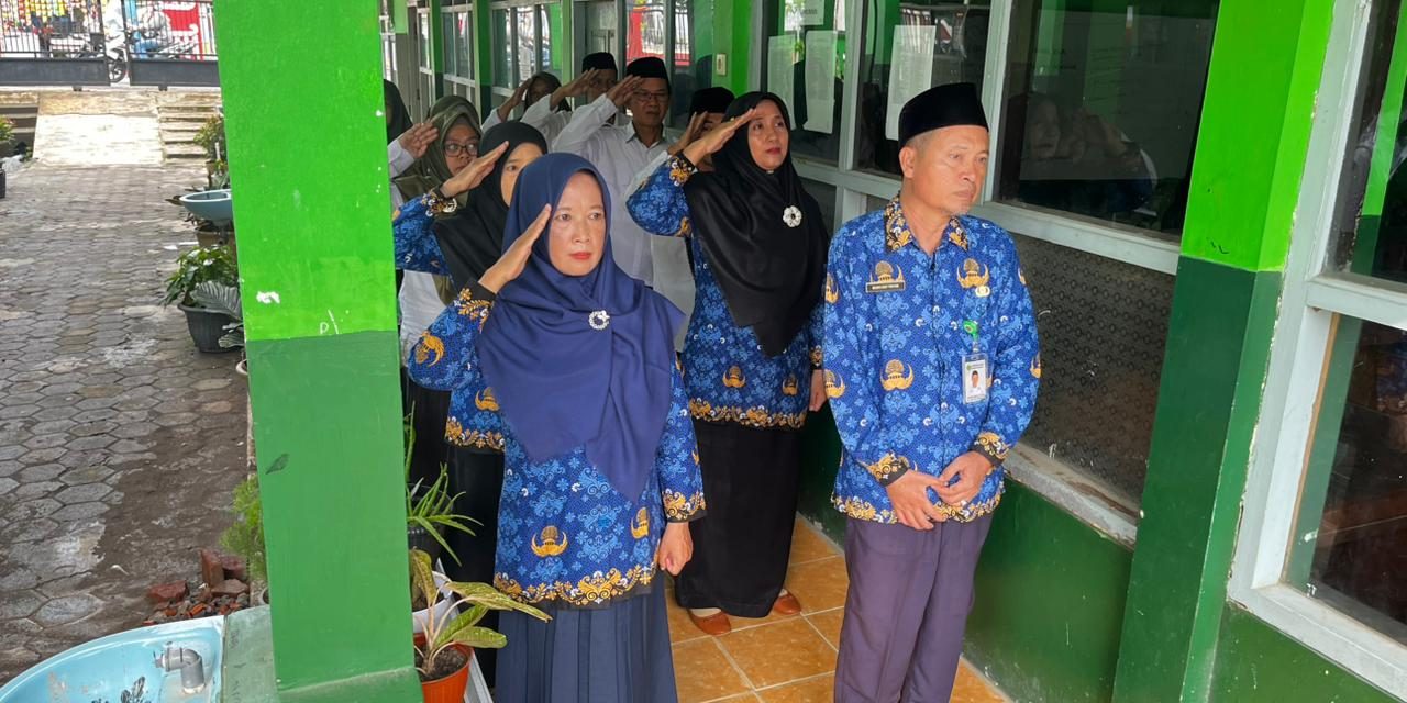 Upacara Hari Pahlawan 2025 MTs Salafiyah Kalimas “Pahlawanku Teladanku, Terus Bergerak Melanjutkan Perjuangan”.