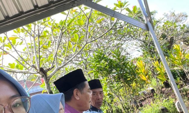 Kegiatan Ziarah Ke Makam Sesepuh Madrasah dan Waliyullah
