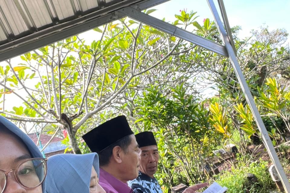 Kegiatan Ziarah Ke Makam Sesepuh Madrasah dan Waliyullah