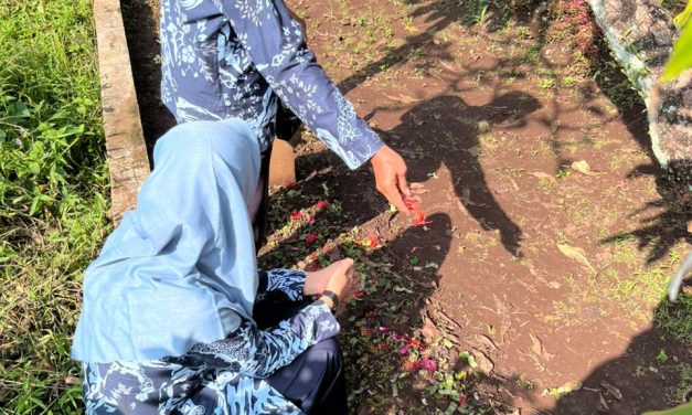 Kegiatan Ziarah Ke Makam Sesepuh Madrasah dan Waliyullah