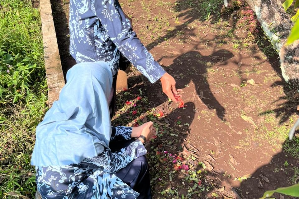Kegiatan Ziarah Ke Makam Sesepuh Madrasah dan Waliyullah
