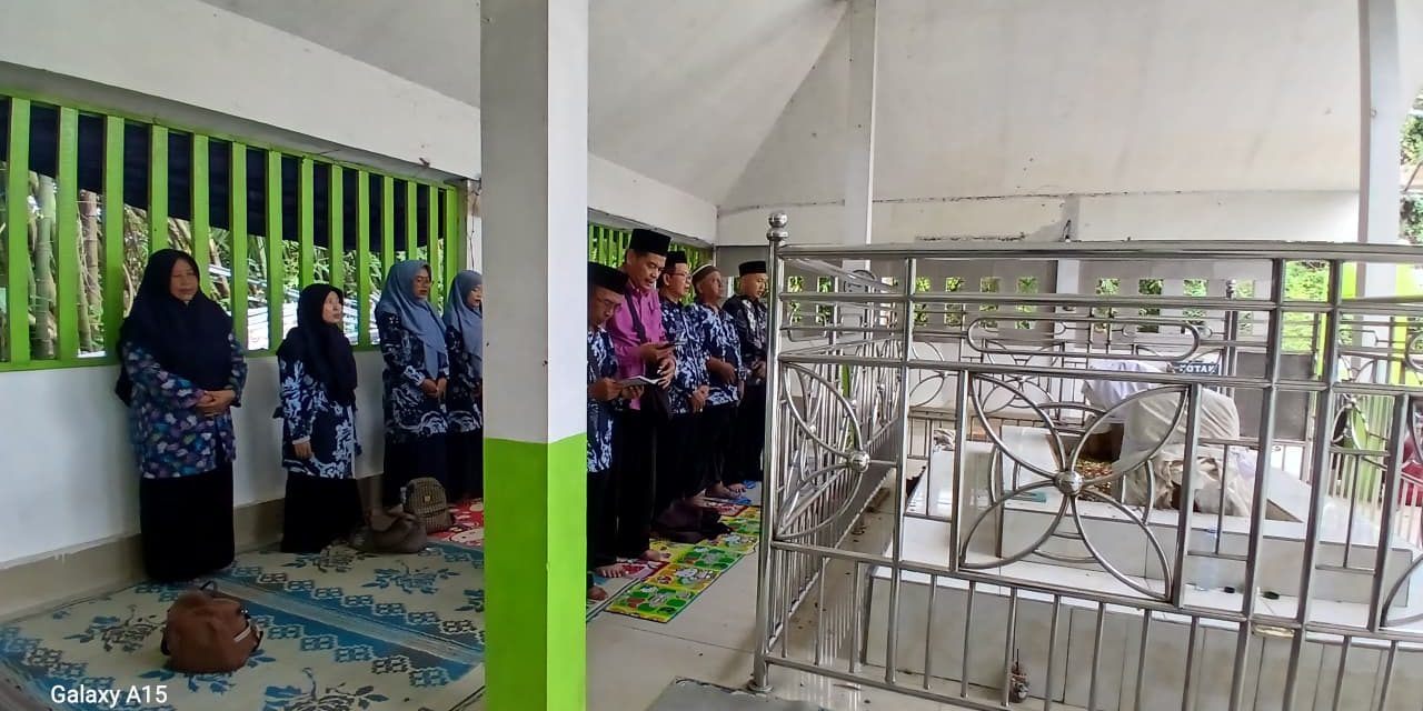 Kegiatan Ziarah Ke Makam Sesepuh Madrasah dan Waliyullah