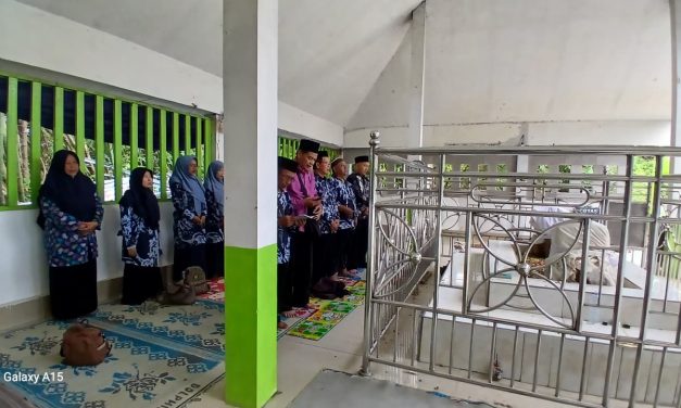 Kegiatan Ziarah Ke Makam Sesepuh Madrasah dan Waliyullah