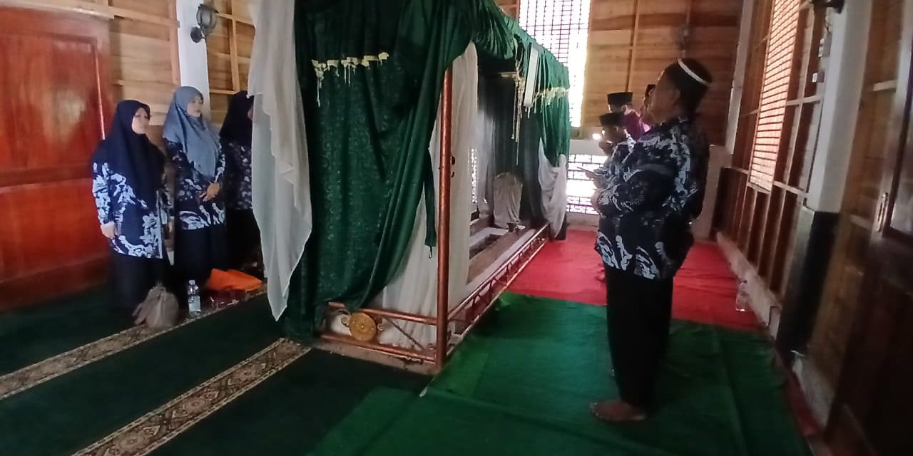 Kegiatan Ziarah Ke Makam Sesepuh Madrasah dan Waliyullah