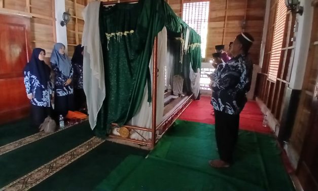 Kegiatan Ziarah Ke Makam Sesepuh Madrasah dan Waliyullah
