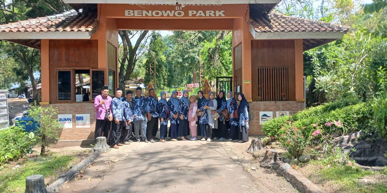 Kegiatan Ziarah Ke Makam Sesepuh Madrasah dan Waliyullah