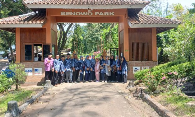 Kegiatan Ziarah Ke Makam Sesepuh Madrasah dan Waliyullah