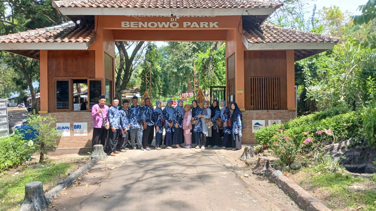 Kegiatan Ziarah Ke Makam Sesepuh Madrasah dan Waliyullah