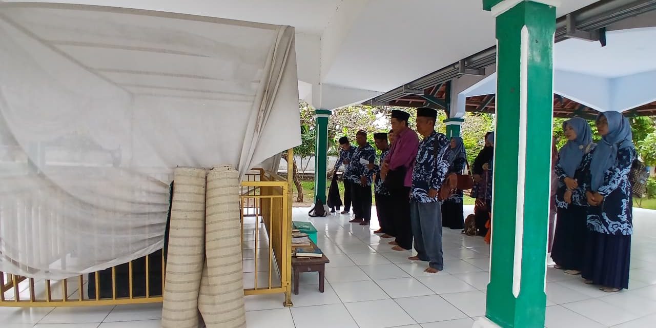 Kegiatan Ziarah Ke Makam Sesepuh Madrasah dan Waliyullah