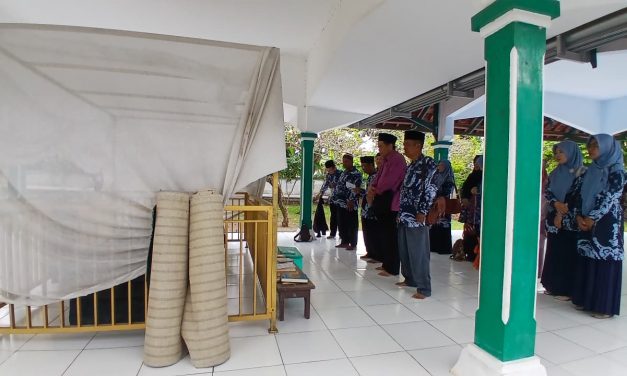 Kegiatan Ziarah Ke Makam Sesepuh Madrasah dan Waliyullah