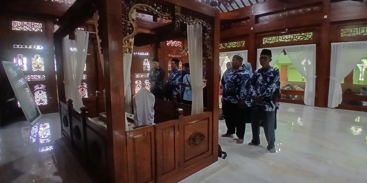 Kegiatan Ziarah Ke Makam Sesepuh Madrasah dan Waliyullah