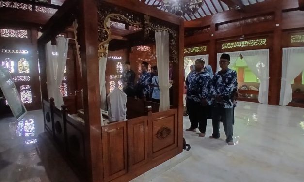 Kegiatan Ziarah Ke Makam Sesepuh Madrasah dan Waliyullah